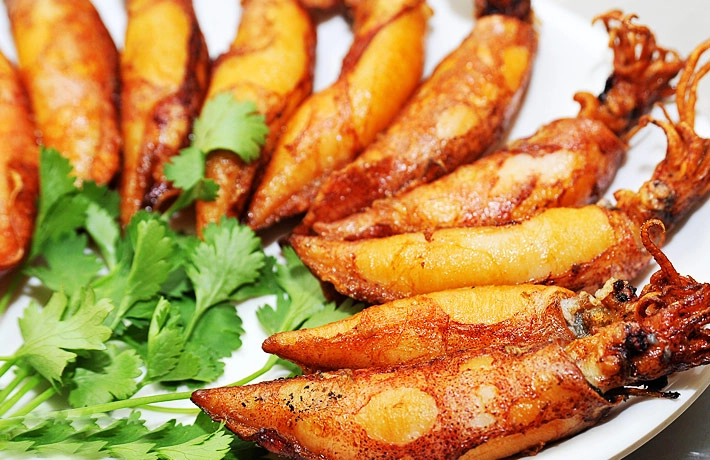 Cùng thưởng thức món Mục trứng chiên tại Bãi Cháy