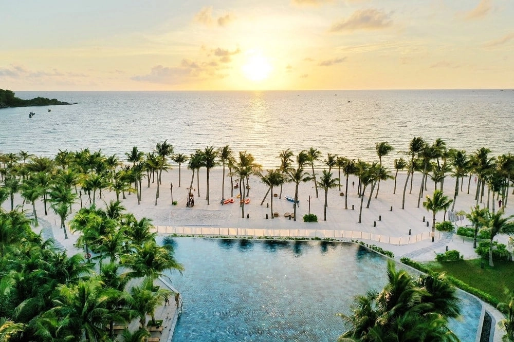 Khoảnh khắc lãng mạn khi ngắm hoàng hôn trên biển