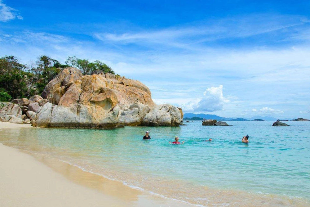 Trải nghiệm tắm biển và lặn ngắm san hô độc đáo