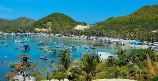 Cùng dạo bước trên bãi sỏi dài tại Hòn Ngư