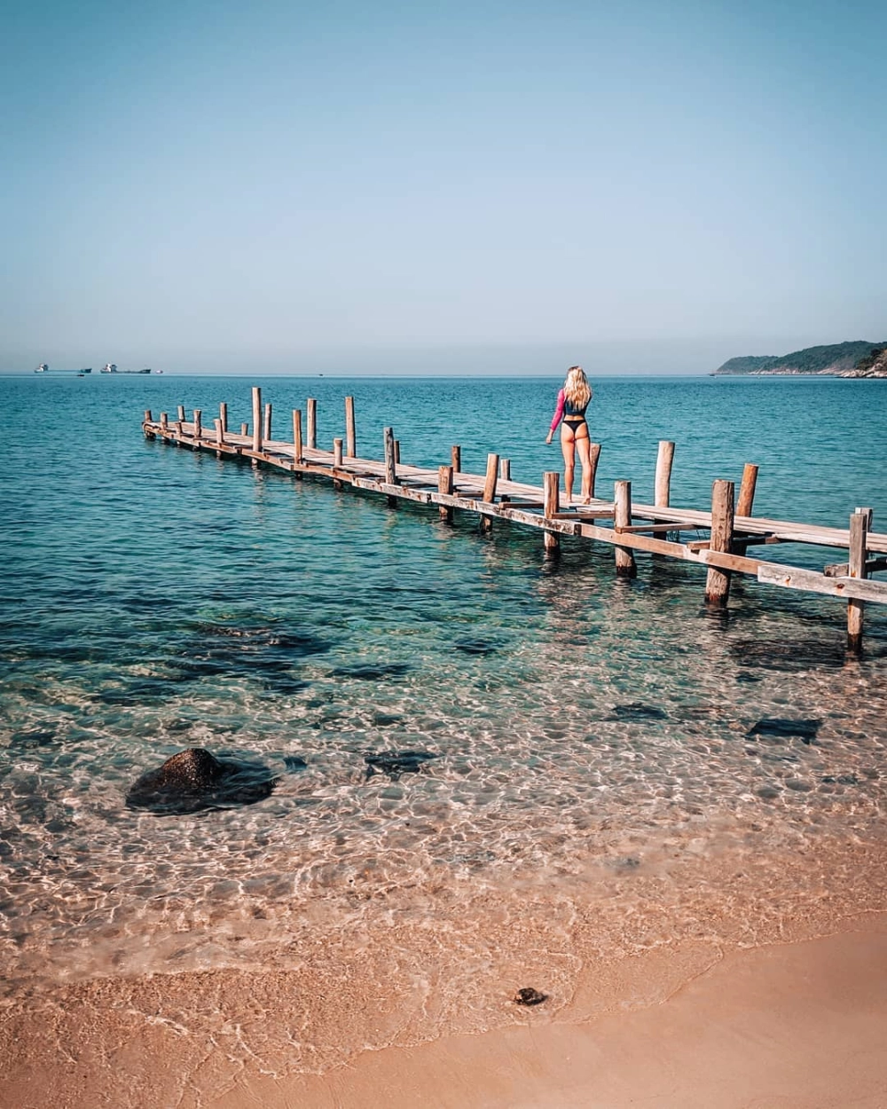 Đừng quên check in cầu gỗ cực chill bên biển xanh nắng vàng