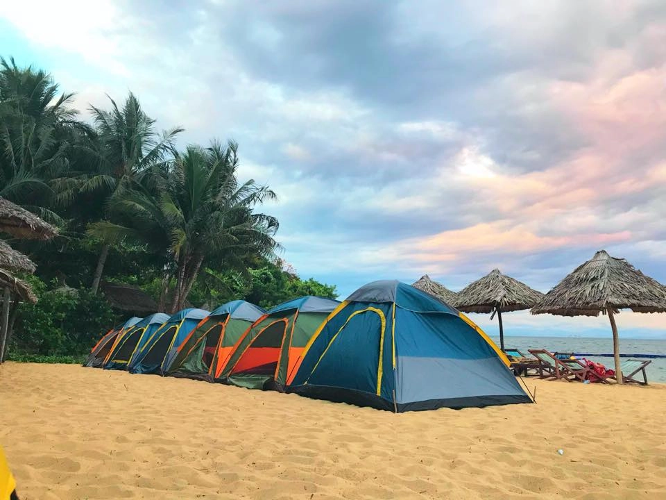 Đêm lửa trại với hoạt động cắm trại bên bờ biển đầy gắn kết