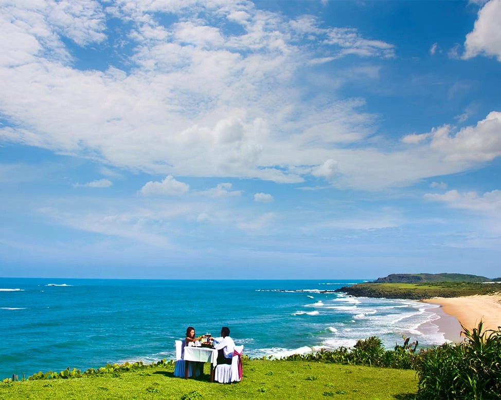 Thả mình thư giãn với tắm biển tận hưởng làn nước trong mát