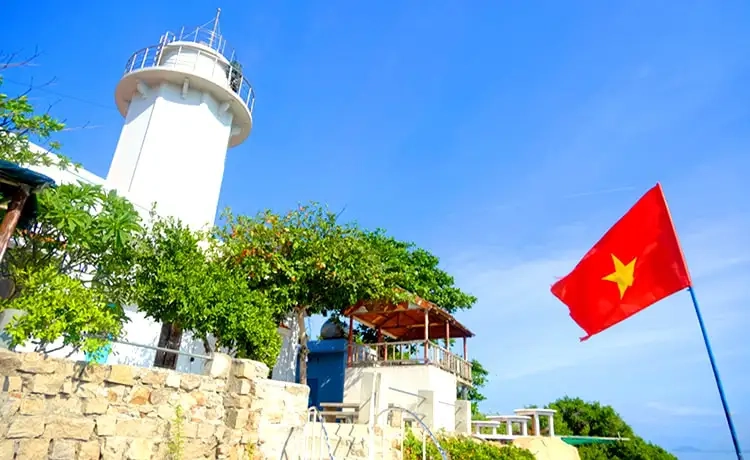 Chiêm ngưỡng vẻ đẹp của hải đăng Hòn Chút huyền bí