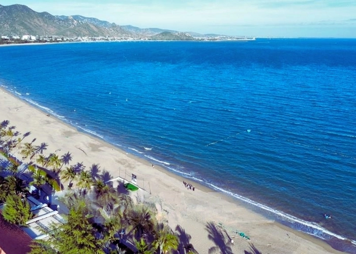 Cảnh đẹp khó rời mắt trong giới thiệu về bãi biển Bình Sơn