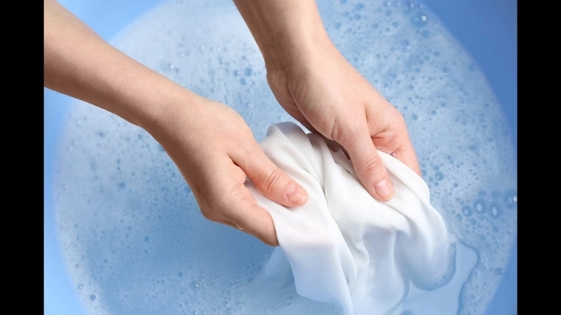 Cách giặt áo lông không bị bết với giấm trắng.