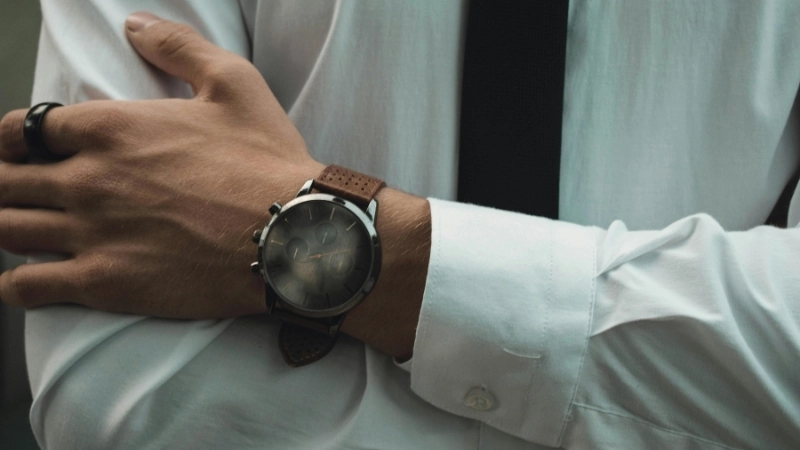 Cảm nhận trọng lượng đầm tay và độ mượt của kim giây để check đồng hồ Rolex thật giả