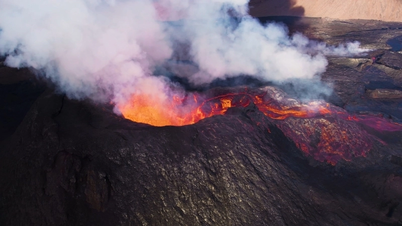 Cảnh tượng núi lửa phun trào dữ dội, cho thấy cột tro bụi khổng lồ và dòng pyroclastic đáng sợ.