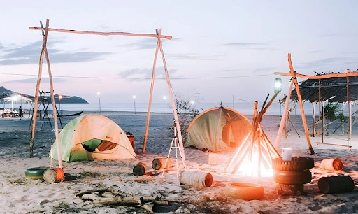 Chill cùng đêm cắm trại và tổ chức lửa trại ven biển
