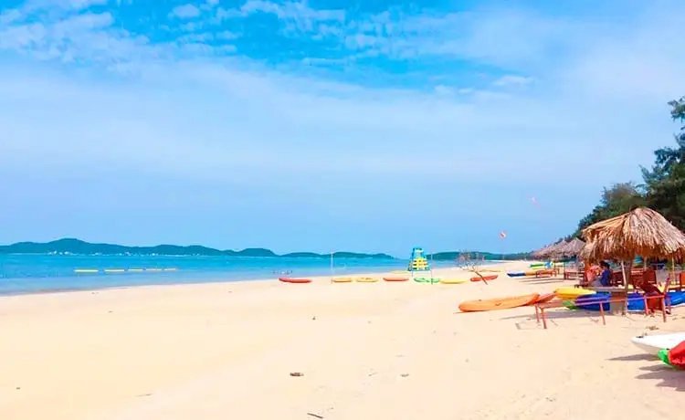 Ghé thăm ngay bãi biển hồng vàn tuyệt đẹp gần bãi đá