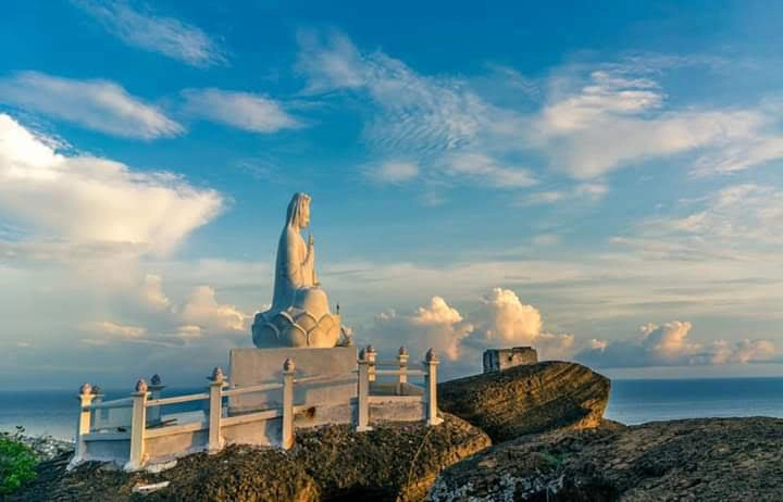 Ngắm trọn Cù Lao Thu từ đỉnh cao cát và chùa linh sơn nổi tiếng