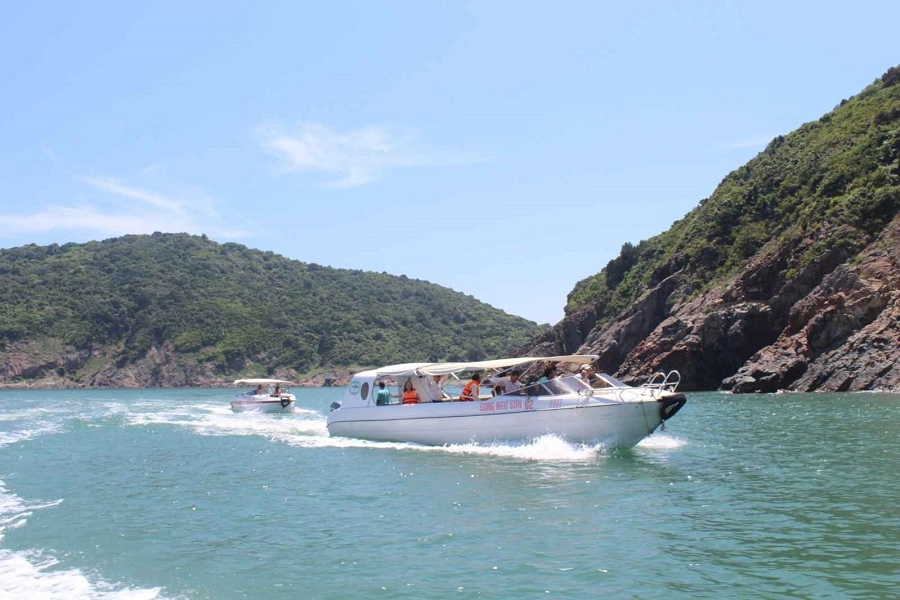 Khám phá biển đảo với đi thuyền ra đảo Ngư