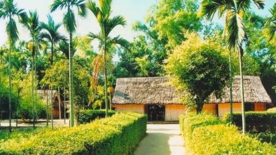 Về nguồn lắng đọng tại làng Sen quê hương Bác Hồ