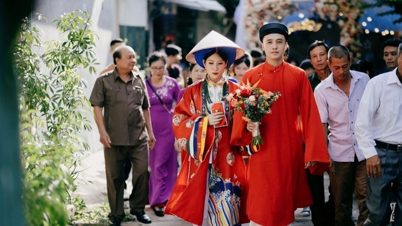 Đặc điểm áo tấc với cổ áo đứng và tay áo rộng