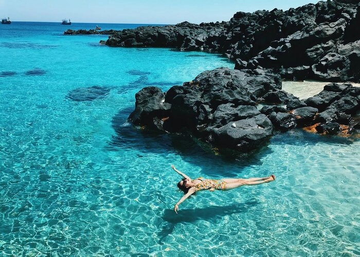 Cực chill với tắm biển và thư giãn cùng trò chơi dưới nước