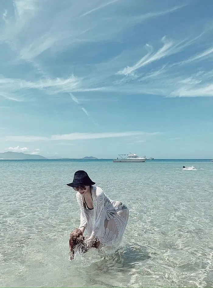 Thư giãn với tắm biển và dạo bộ trên cát trắng