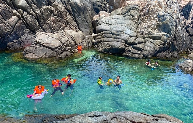 Trải nghiệm lặn ngắm san hô rực rỡ dưới biển