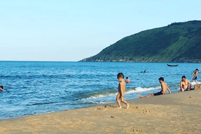 Đến bãi biển Đèo Con nhớ thử tắm biển thư giãn siêu chill