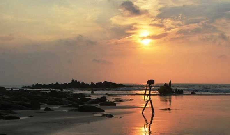 Chiêm ngưỡng ngắm cảnh hoàng hôn tuyệt đẹp trên bãi biển