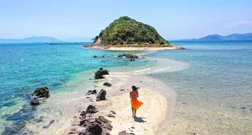 Khám phá check-in con đường cát giữa biển độc đáo