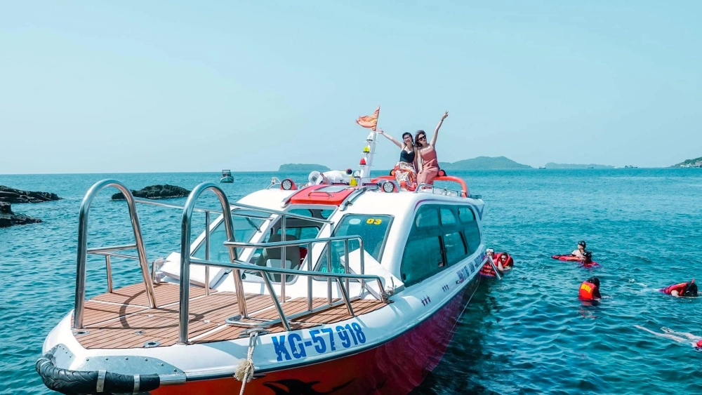 Thư thái cùng ngắm cảnh biển bằng cano