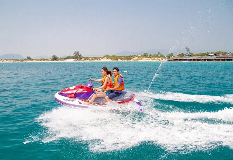 Hào hứng với cảm giác mạnh khi lái cano trên sóng