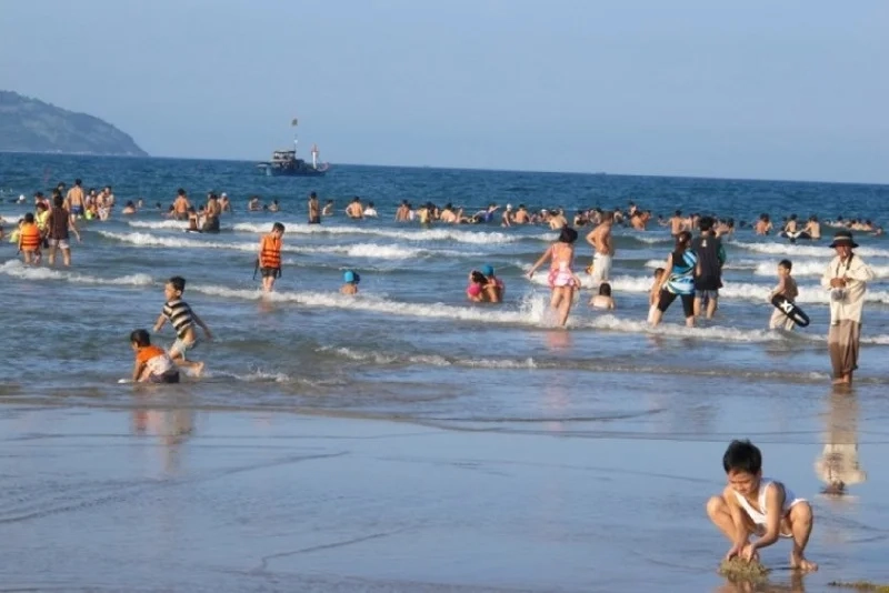 Trải nghiệm tuyệt vời tắm biển và thư giãn trên bãi cát vàng