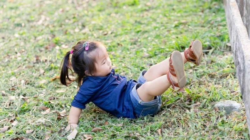 Em bé bị té ngửa có sao không?