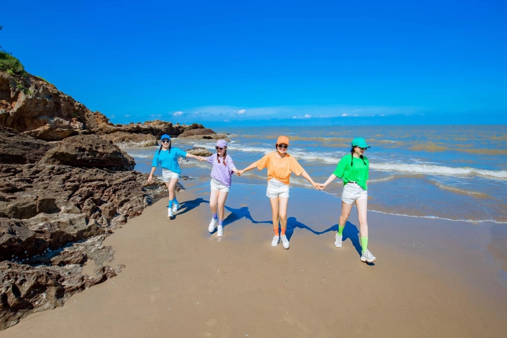 Vận động hết mình cùng thể thao bãi biển và dạo chơi