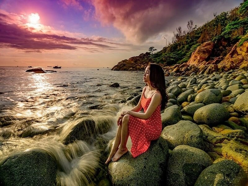 Thử ngay check in độc đáo với chân trần trên đá trứng tròn