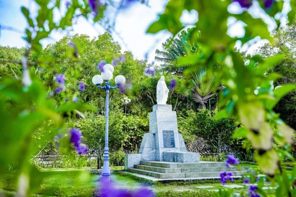 Lặng mình thăm vườn hoa mộ Hàn Mặc Tử bên bờ biển vắng