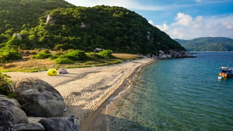 Khám phá sóng xanh Hòn Lớn Nha Trang nằm ở đâu