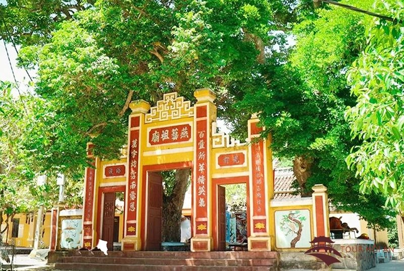 Viếng thăm Đền thờ Tổ nghề Yến linh thiêng cổ kính