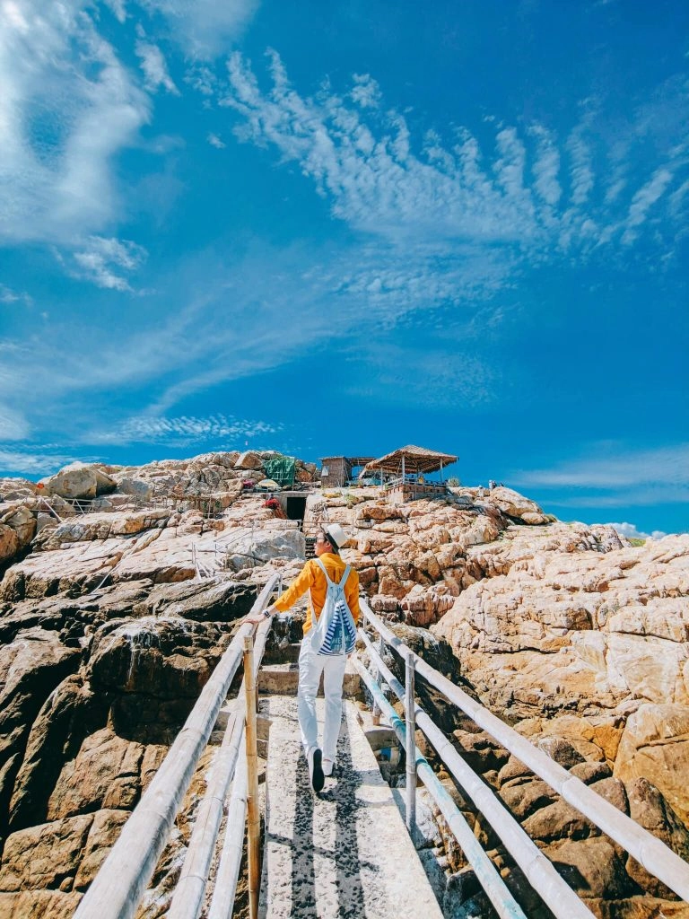 Khám phá Chinh phục đỉnh Du Hạ chạm mây trời