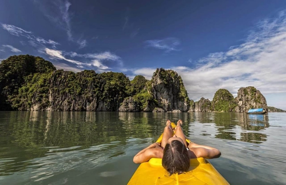 Trải nghiệm độc đáo chèo thuyền Kayak sát cận cảnh hòn đảo