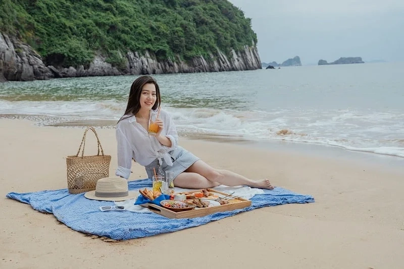 Thư giãn mời gọi tắm biển tại các bãi tắm kề bên
