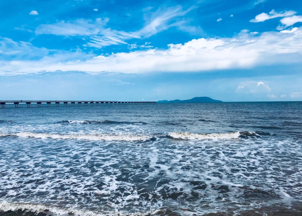 Ngắm sóng vỗ rì rào tại biển Khai Long trong lành