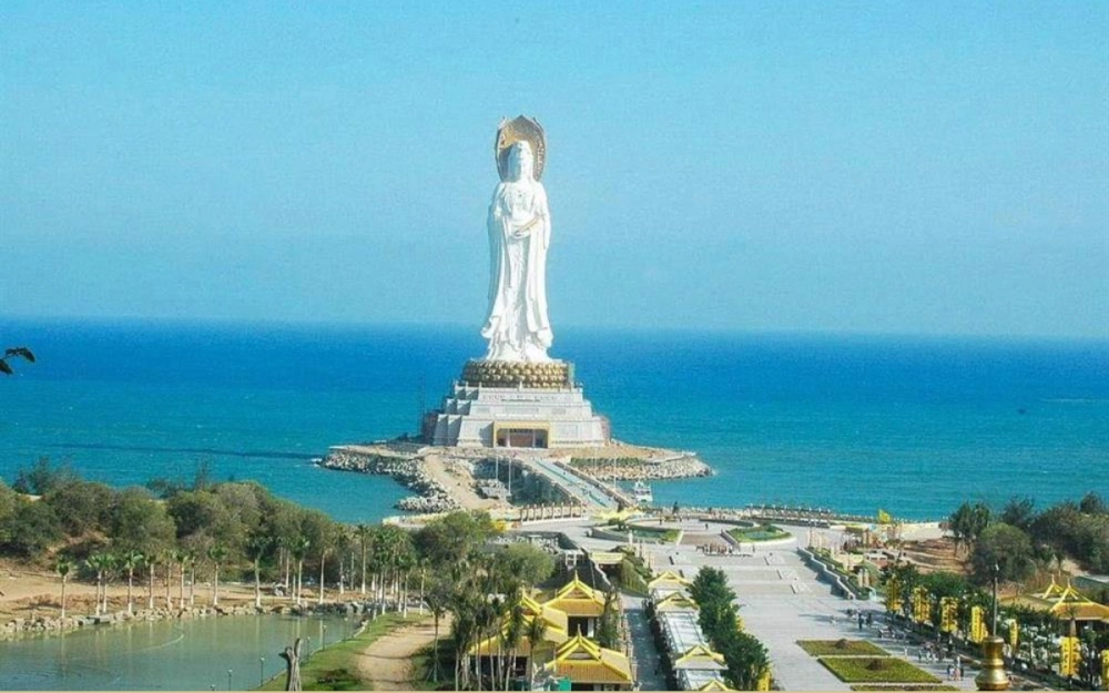 Chiêm bái tượng Quan Thế Âm Bồ Tát linh thiêng bên biển