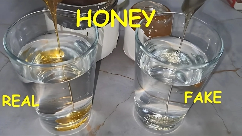 Kiểm tra độ hòa tan để phân biệt mật ong thật giả bằng nước hiệu quả