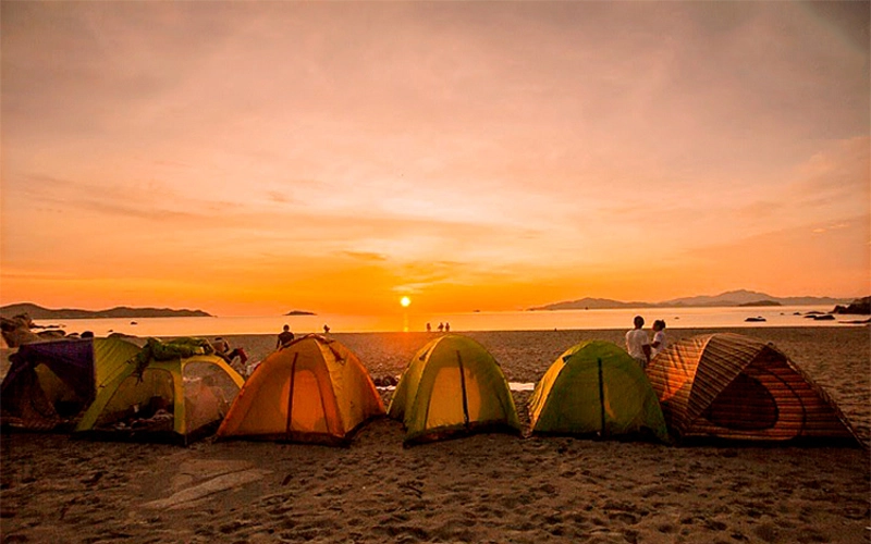 Cảnh đẹp chill hết nấc khi cắm trại bên bờ biển Kỳ Co