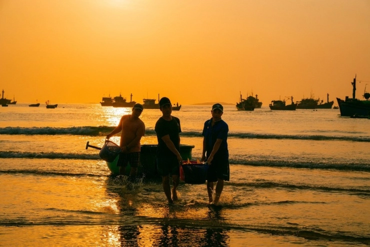 Thấy bình yên ở làng chài và đời sống người dân