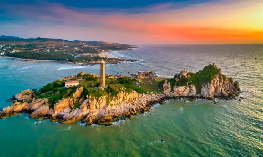 Đừng bỏ lỡ khám phá hải đăng Kê Gà cổ kính