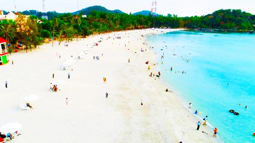 Tận hưởng tắm biển và nghỉ ngơi bên bãi cát trắng êm dịu
