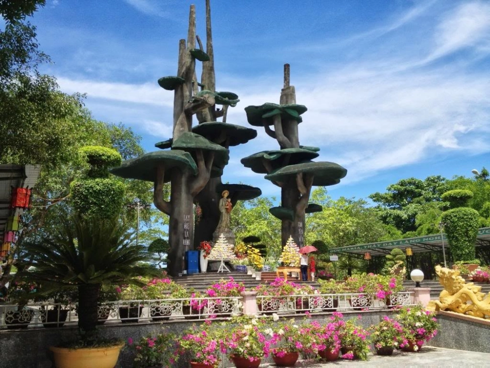 Chiêm bái yên bình tại thánh địa La Vang