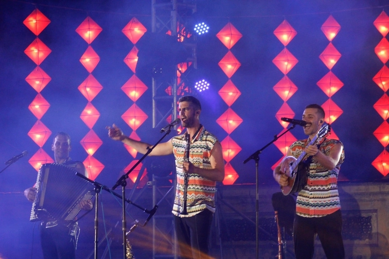 Quẩy cùng thưởng thức âm nhạc sôi động cùng ban nhạc nước ngoài