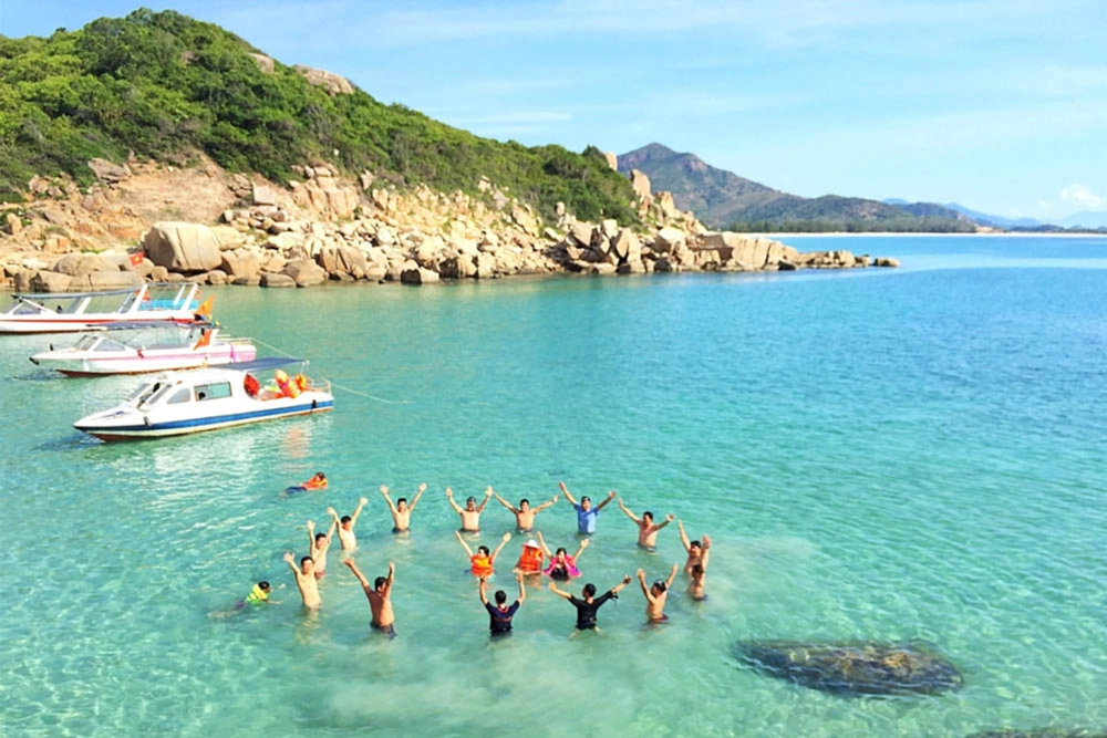 Thả mình vào tắm biển và vui chơi trên sóng xanh