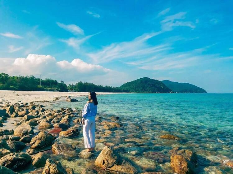 Dạo bước trên cát trắng bãi Minh Châu