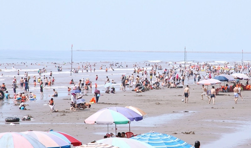 Giải nhiệt ngày hè với thỏa sức tắm biển