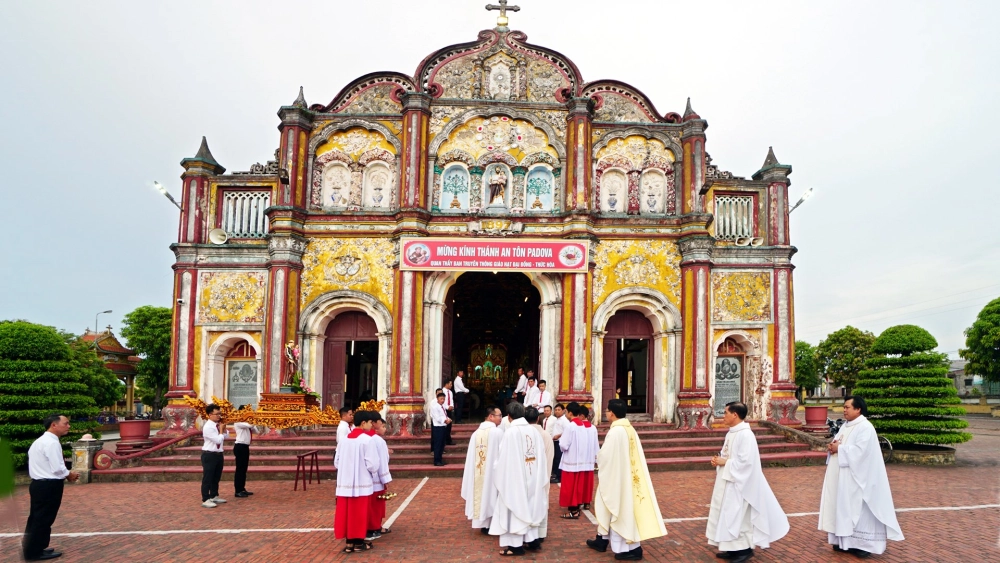 Lặng yên chiêm ngưỡng tham quan những nhà thờ cổ kính