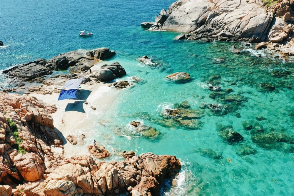 Thả dáng Bãi biển trong vắt đá đẹp như tranh cực chill